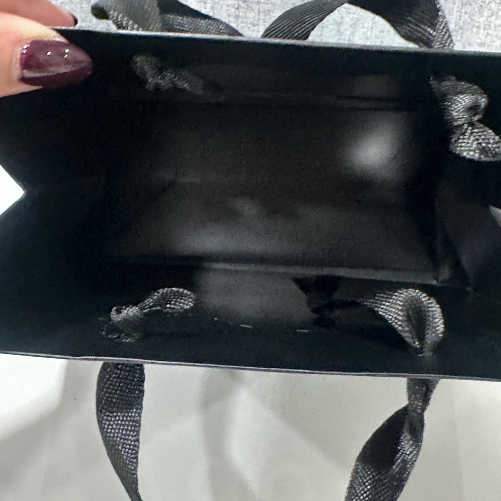 ALO black and white, empty paper bag with tissue paper and holiday gift charm. - Picture 5 of 5